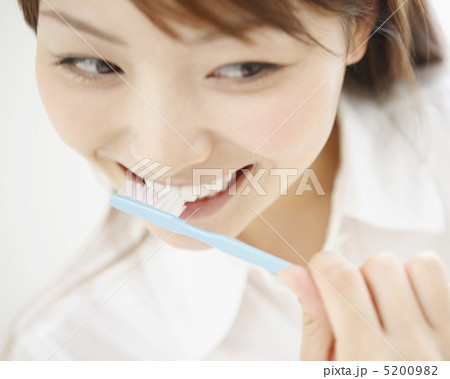 歯磨きをする女性 5200982