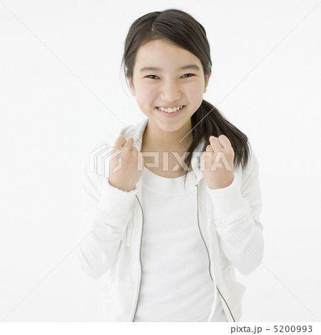 ガッツポーズをする日本人の女の子 5200993