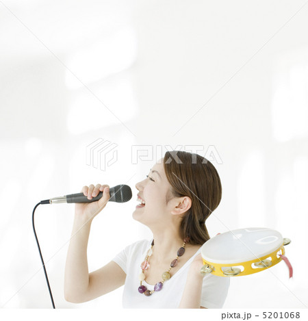 マイクを持って歌う日本人女性 マイクを持って歌う日本人女性 5201068