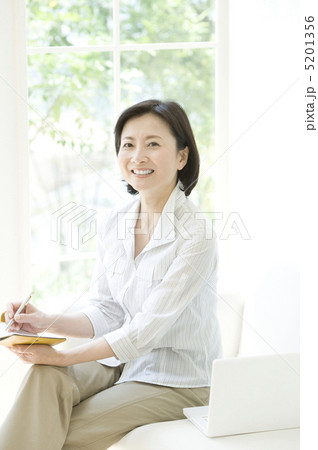 手帳を持った女性 手帳を持った女性 5201356