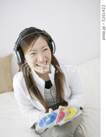ヘッドフォンで音楽を聴く日本人女性 5201422