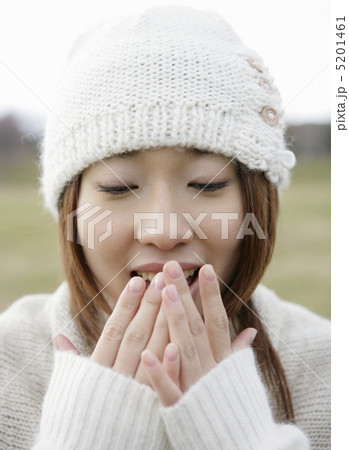 息を吐く女性 5201461