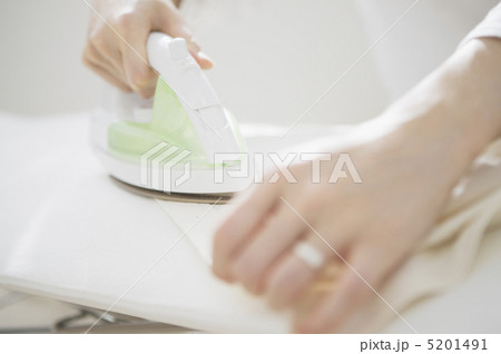 アイロンがけをする手元 5201491