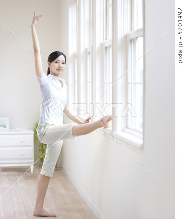 バレエのポーズをとる女性 5201492