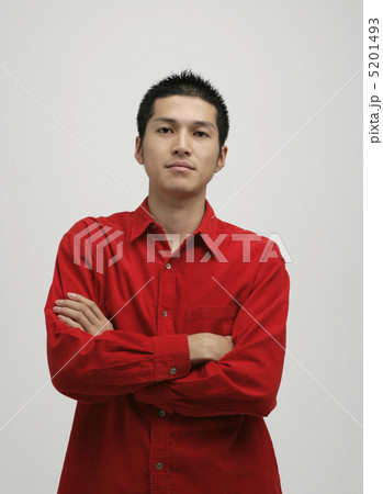 赤いシャツの男性 5201493