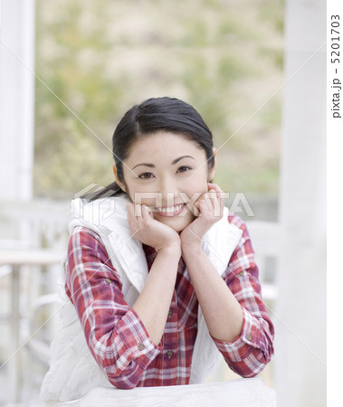 イスに座って頬杖をつく女性 イスに座って頬杖をつく女性 5201703