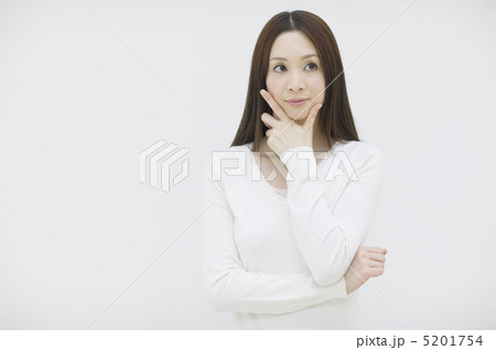 あごに手をあてた女性 5201754