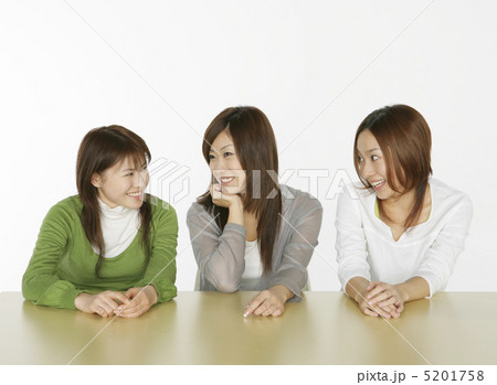 並んで座る3人の女性 5201758