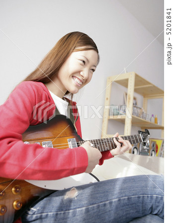 ギターを弾く日本人女性 5201841