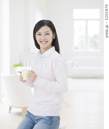 ティータイムの女性 5201979