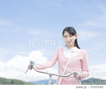 自転車を押す女性 5202040