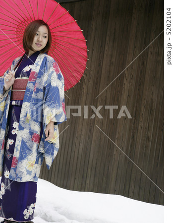 蛇の目傘をさす着物姿の女性 5202104