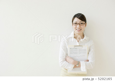 書類を抱えた女性 5202165