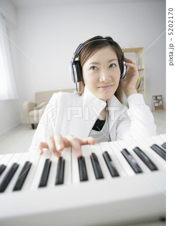 キーボードを演奏する日本人女性 5202170