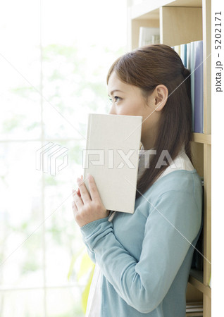 本を持った女性 5202171