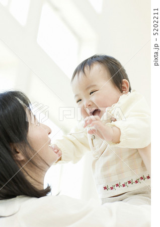 抱き上げられた赤ちゃん 5202211