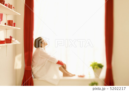 窓辺に座った女性 窓辺に座った女性 5202217