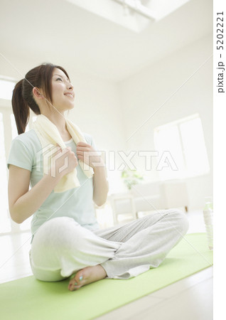 マットの上に座った女性 マットの上に座った女性 5202221