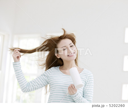 ドライヤーで髪を乾かす女性 ドライヤーで髪を乾かす女性 5202260