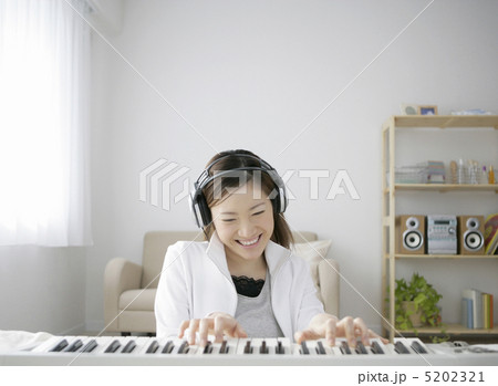 キーボードを演奏する日本人女性 5202321