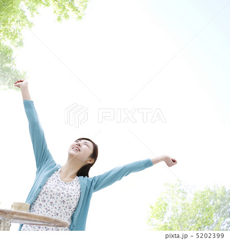 伸びをする女性 5202399