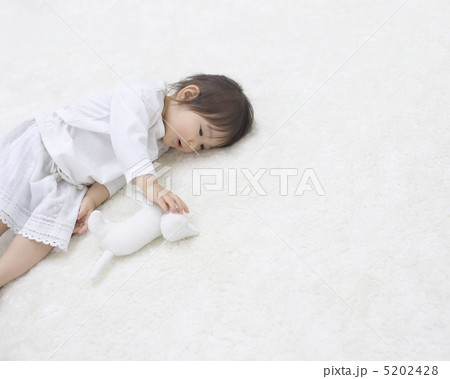 カーペットに寝転ぶ女の子 カーペットに寝転ぶ女の子 5202428