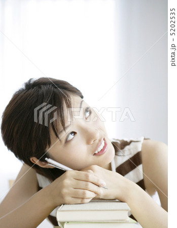 見上げて考える女性 5202535