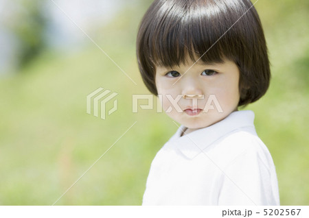 頬を膨らます男の子 5202567