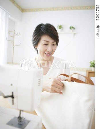 裁縫する女性 裁縫する女性 5202736