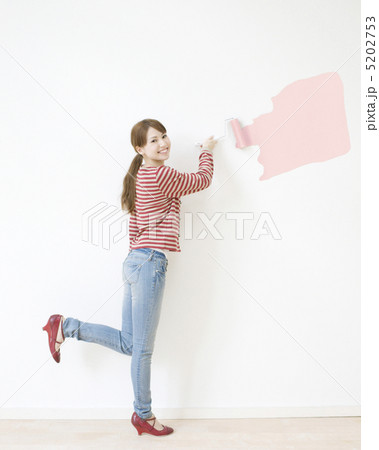 ローラーを持つ女性 ローラーを持つ女性 5202753