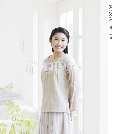 窓辺に立つ女性 窓辺に立つ女性 5202754
