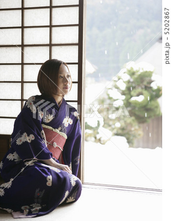 障子に寄りかかる着物姿の女性 5202867