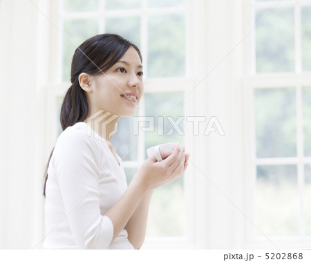 カップを持つ女性 5202868
