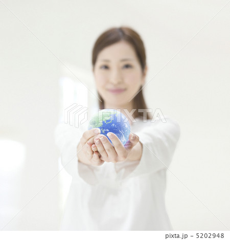 地球を持つ女性 地球を持つ女性 5202948