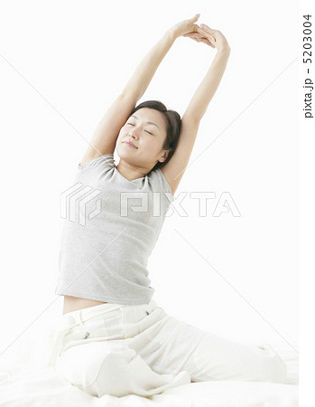 背伸びをする女性 5203004