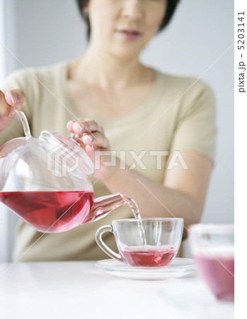 ハーブティをカップに注ぐ女性の手元 ハーブティをカップに注ぐ女性の手元 5203141
