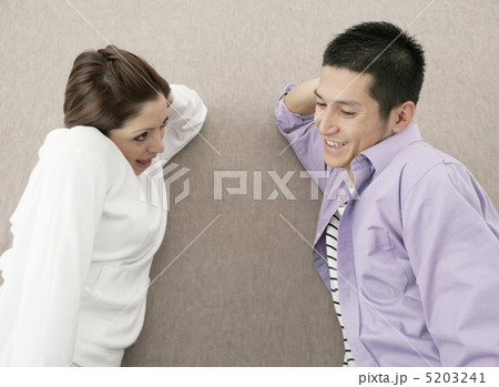 寝転ぶカップル 5203241