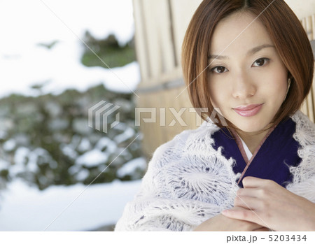 ショールを肩にかけた着物姿の女性 5203434