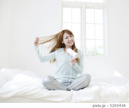 ドライヤーで髪を乾かす女性 ドライヤーで髪を乾かす女性 5203436