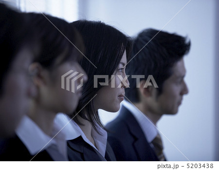 並ぶビジネスマンとビジネスウーマン 5203438