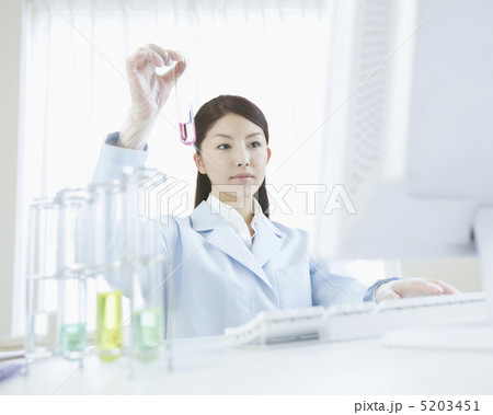 試験管を持った女性 5203451