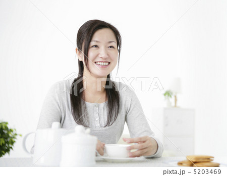 ティータイムの女性 5203469