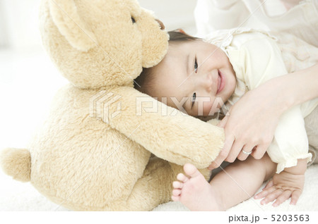 ぬいぐるみと赤ちゃん 5203563