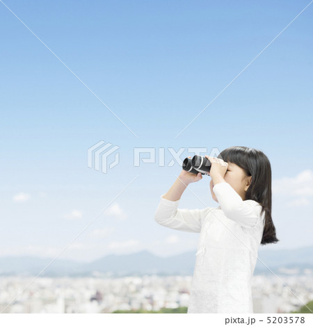 双眼鏡を覗く女の子 双眼鏡を覗く女の子 5203578