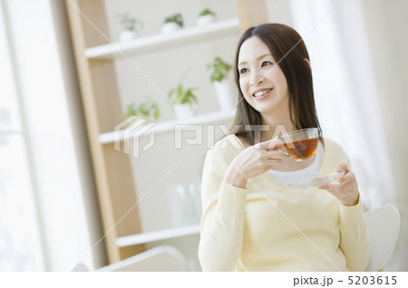 カップを持った女性 5203615