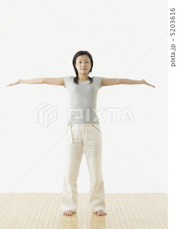 両手を広げて立つ女性 両手を広げて立つ女性 5203616