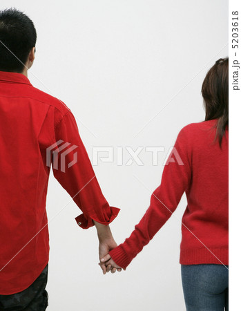 手を繋ぐカップルの後ろ姿 手を繋ぐカップルの後ろ姿 5203618
