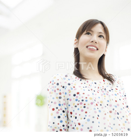 遠くを見る女性 5203619