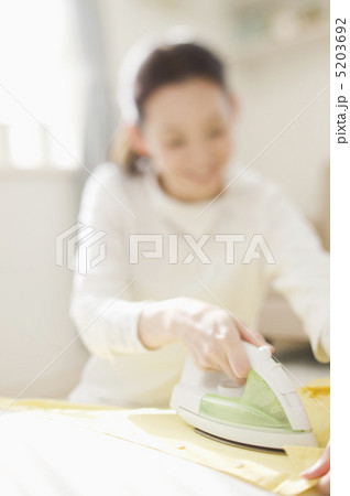 アイロンがけをする女性 5203692