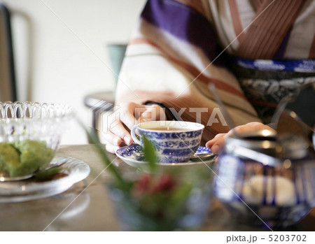 お茶をする着物姿の女性 5203702
